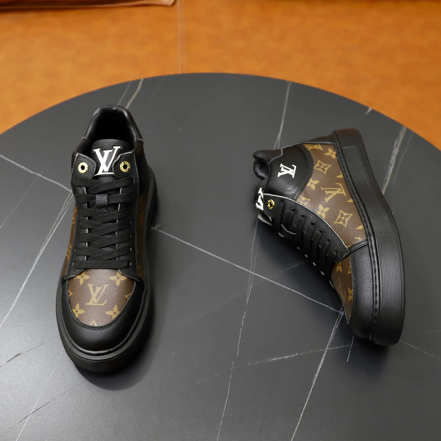 Ex-factory price: 442💰🙅‍♂️🙅‍♂️🙅‍♂️ Brand: LV Louis Vuitton Standard code: 38-44 (45 customized) Grade: Same as the official website Material: Original cowhide material spliced with brand rubber Comfortable and breathable lining Lightweight and wear-resistant sports outsole Style category: Men's fashionable casual shoes Running sneakers Distinguished luxury brand elements Top luxury color: actual picture color